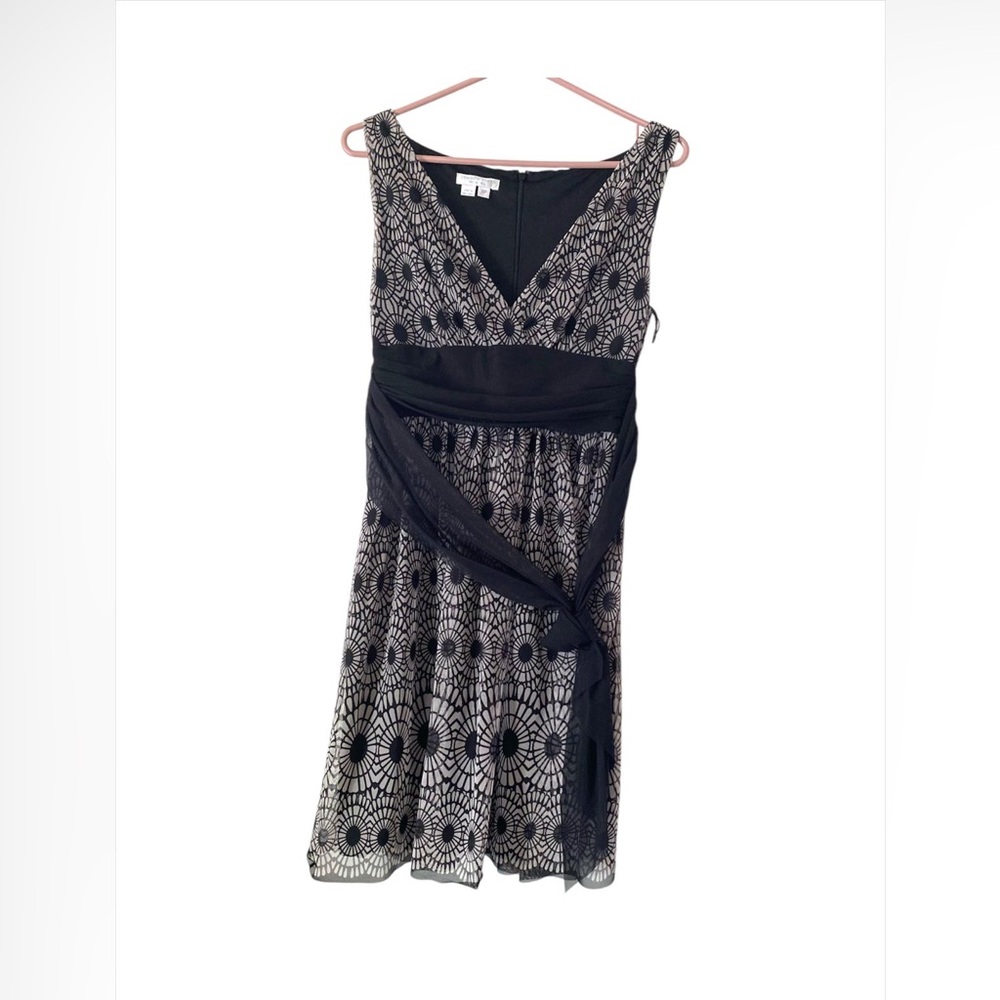 London Times Black and White Sleeveless V-Neck A-Line Dress